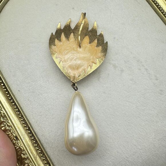 Vintage Jewelry Gold Leaf Pearl Drop Brooch Dangling Pearl Pin Pearl Brooch - Picture 1 of 6